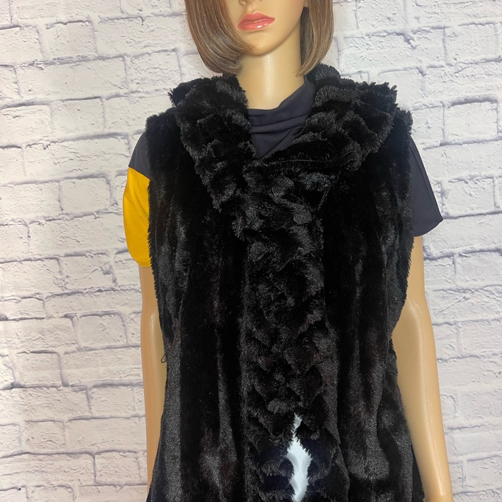 New directions Black Faux Fur Vest Size L Super Soft Button Closure Ruffle Lined - Picture 3 of 16
